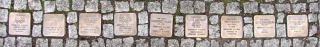 Erinnerungsaktion: Kerzen und Blumen für Stolpersteine