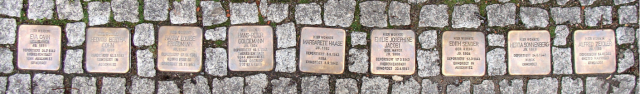 Erinnerungsaktion: Kerzen und Blumen für Stolpersteine