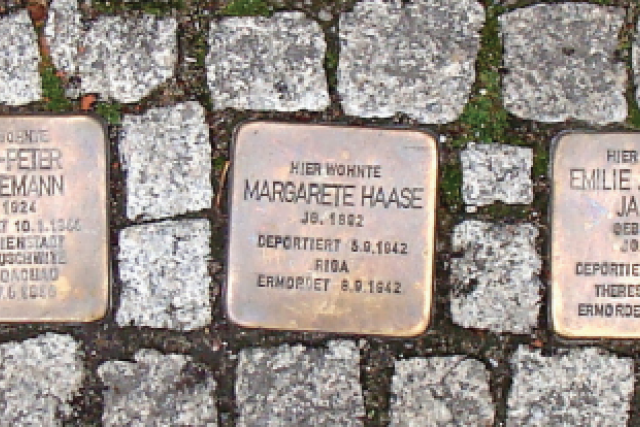 Kerzen und Blumen für Stolpersteine am 9. November